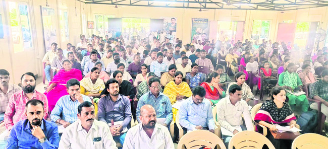 ఇళ్ల నిర్మాణ పనుల్లో వేగం పెంచాలి 1