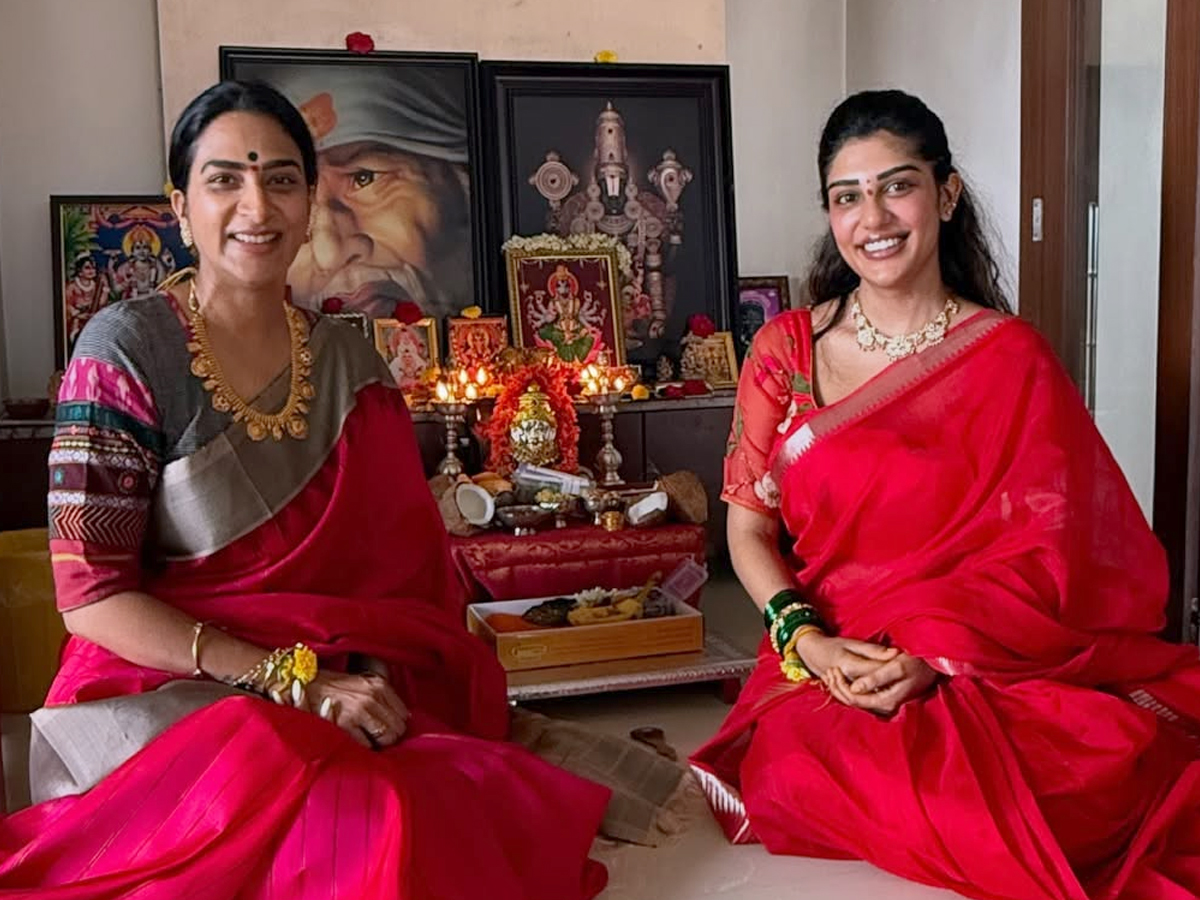 Surekha Vani And Her Daughter Supritha Performs Puja On Sravana Sukravaram Photos1