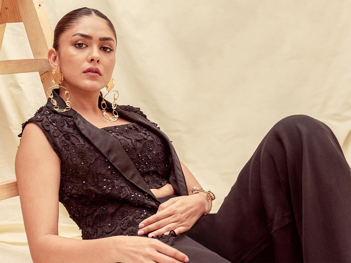 Tollywood Actress Mrunal Thakur Birthday Special Photos14