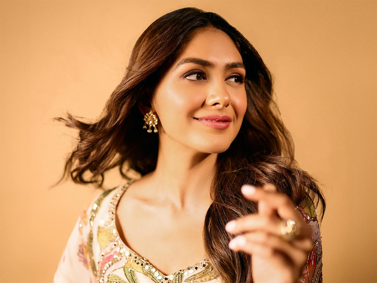 Tollywood Actress Mrunal Thakur Birthday Special Photos16