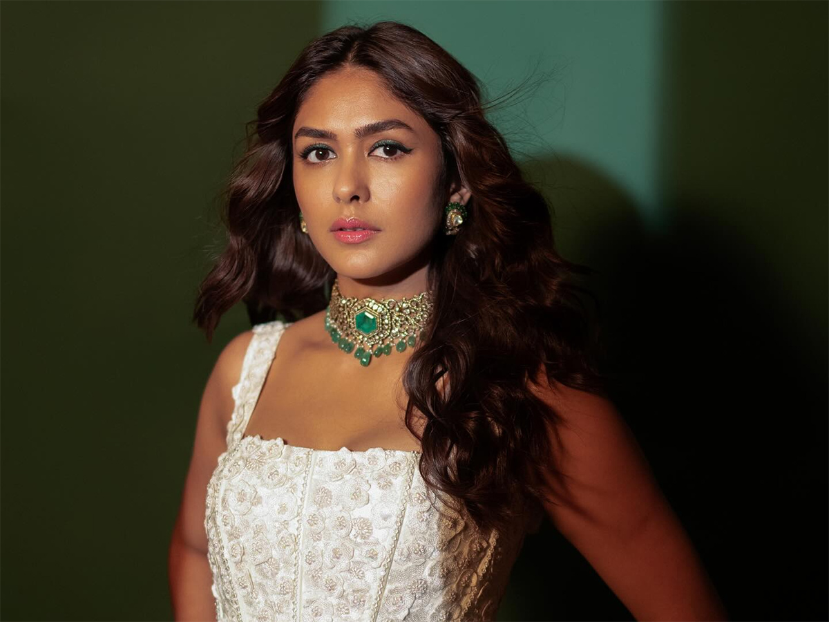 Tollywood Actress Mrunal Thakur Birthday Special Photos18