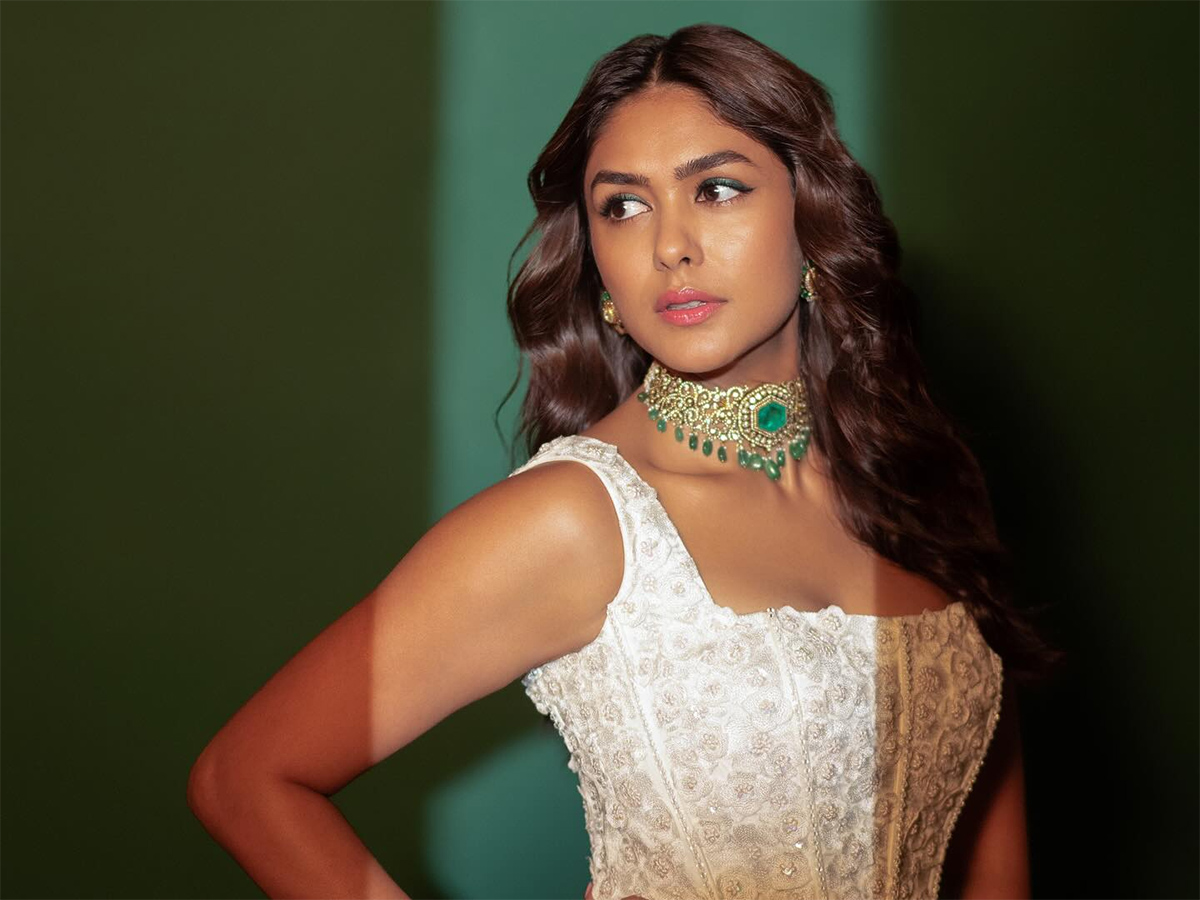 Tollywood Actress Mrunal Thakur Birthday Special Photos19