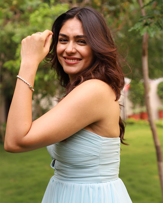 Tollywood Actress Mrunal Thakur Birthday Special Photos22
