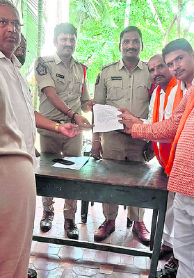 సామాజిక కార్యకర్తపై దాడికి నిరసన 1