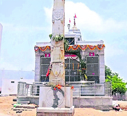 భిక్షాటనతో ఆలయానికి విరాళం1