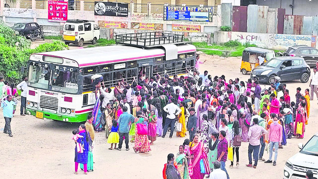 రహదారులపై వాహనాల బారులు2