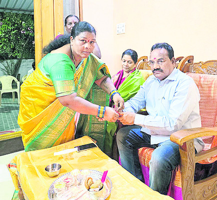 రాఖీ కట్టి.. శుభాకాంక్షలు చెప్పి1