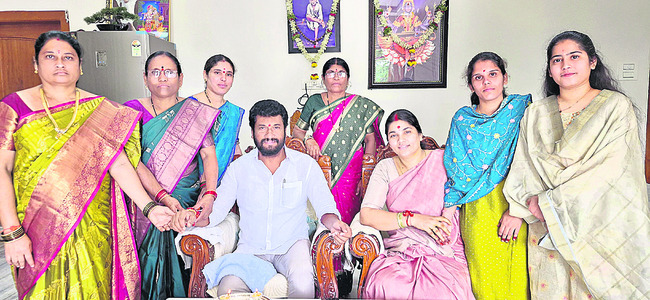 రాఖీ కట్టి.. శుభాకాంక్షలు చెప్పి3