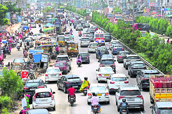 రహదారులపై వాహనాల బారులు1