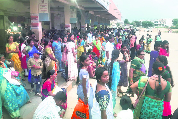 రహదారులపై వాహనాల బారులు3