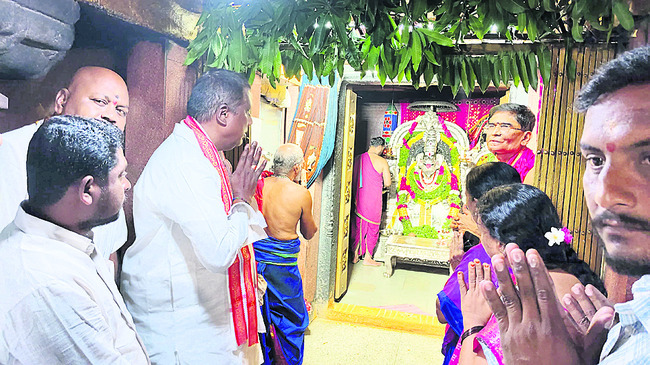నృసింహస్వామి సన్నిధిలో మంత్రి అడ్లూరి1