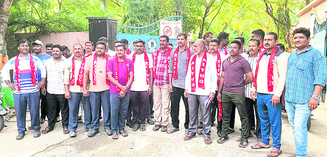 రైతులను గోస పెడుతున్నరు 
2