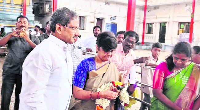 ఆదివాసీలు సమాజానికే ఆదర్శం
1