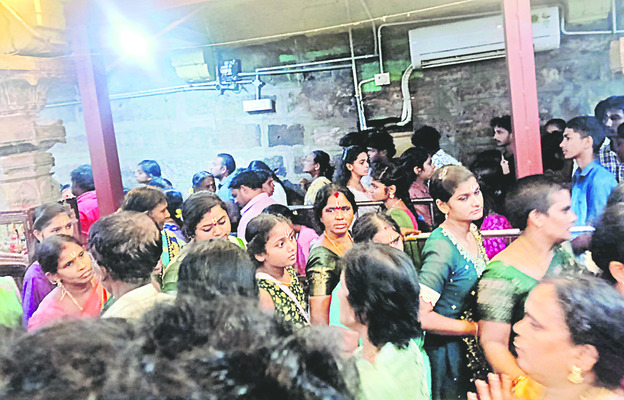శృంగార వల్లభుని సన్నిధిలో భక్తుల రద్దీ 1