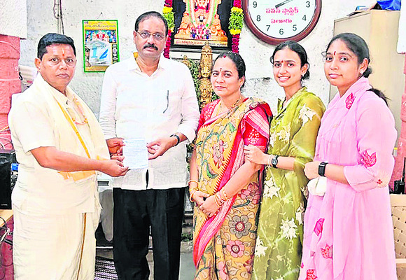 శ్రీవారికి హారం సమర్పణ1