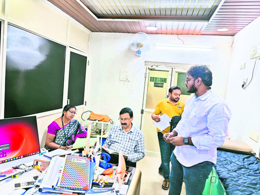 ఎస్సీకి రాఖీ కట్టిన  ఓం శాంతి అక్కయ్యలు   1