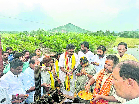 వట్టిగెడ్డ నీరు విడుదల 1