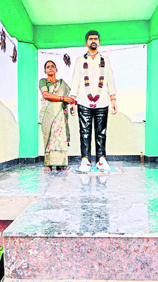 అన్న విగ్రహానికి  రాఖీ కట్టిన చెల్లెలు
1