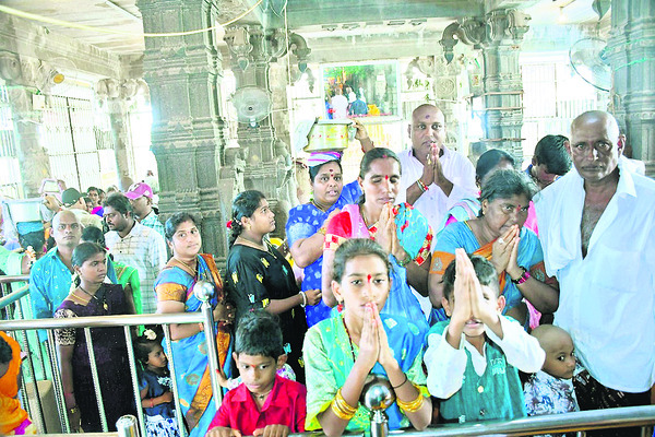 శ్రీ వేంకటేశ్వరస్వామికి ప్రత్యేక పూజలు1