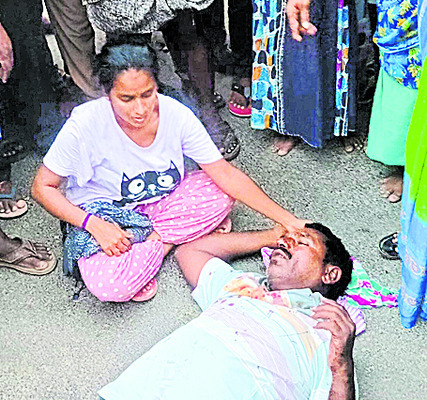 మాజీ సర్పంచ్‌పై కానిస్టేబుల్‌ దాడి 1