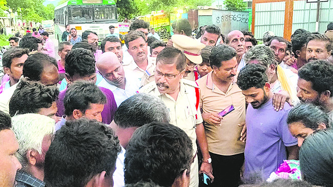 మాజీ సర్పంచ్‌పై కానిస్టేబుల్‌ దాడి 1