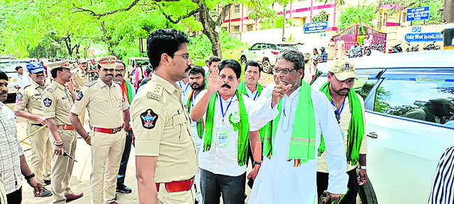 అడ్డంకులు.. నిర్బంధం..అవమానం3