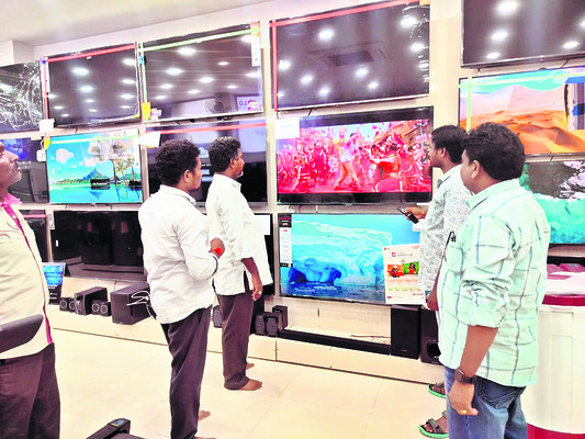 ఎస్సీకి రాఖీ కట్టిన  ఓం శాంతి అక్కయ్యలు   2