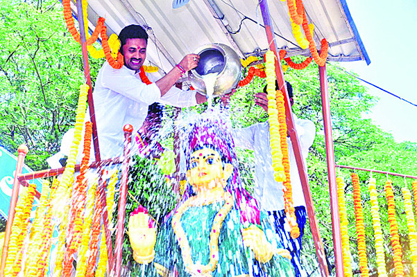 ఆదివాసీ పండ‌గ‌1