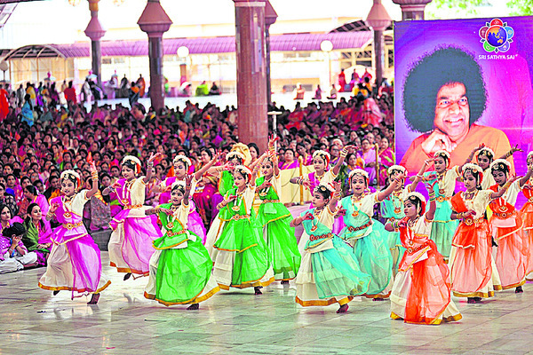 ఆదివాసీలు సమాజానికే ఆదర్శం
2