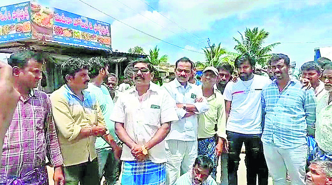 కరెంటు కోసం రోడ్డెక్కిన రైతన్న 1