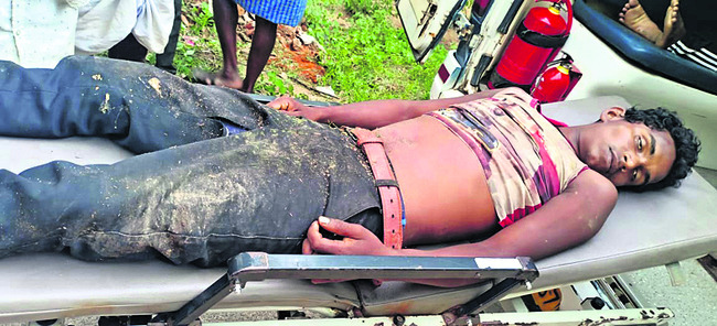 ట్రాక్టర్‌ ఒరిగి ఇద్దరు కూలీలు దుర్మరణం   2