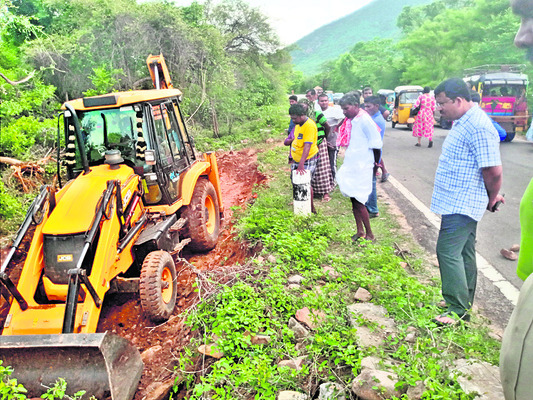 కడప– బద్వేలు మార్గంలో కూలిన వంతెన 1