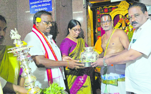 బాలబాలాజీకి రూ.3.4 లక్షల వెండి వస్తువుల సమర్పణ 1