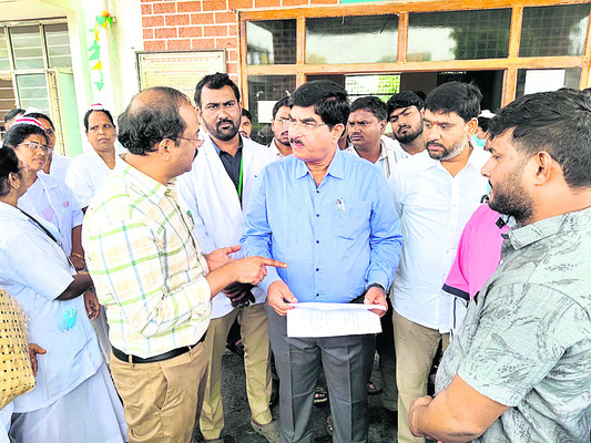 ● మూడేళ్లుగా జమ చేయని కాంట్రాక్టర్ ● నాలుగు నెలల వేతనా1