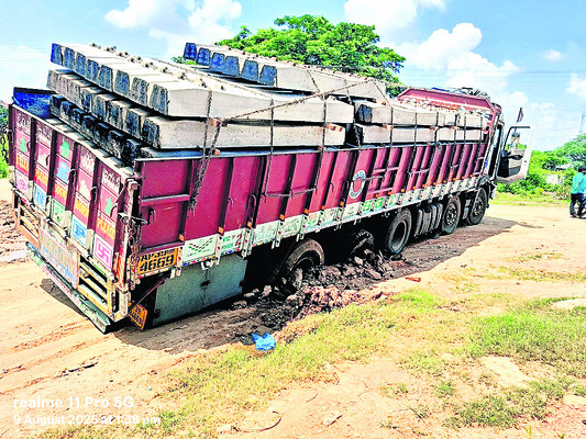 లారీ – బొలేరో వాహనం ఢీ1