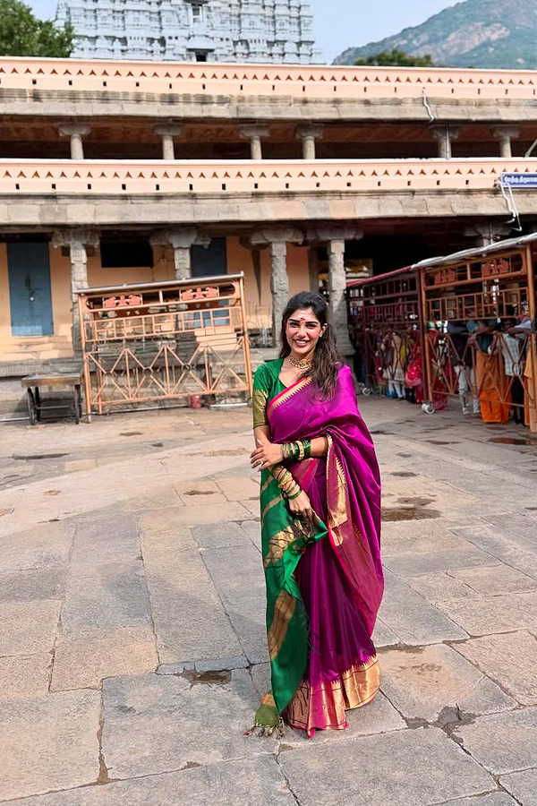 Surekha Vani With Daughter Supritha Visits Arunachalam Temple Photos3