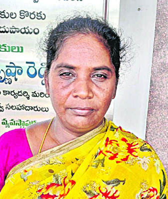 వారి కష్టాలు  చూసే ‘ఉచిత భోజనం’ 
2