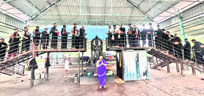 శనేశ్వరుడికి తైలాభిషేకాలు
1