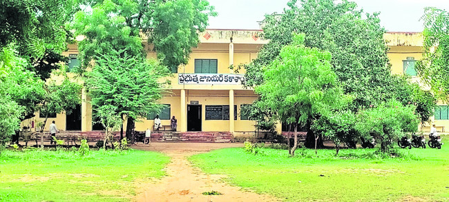 కళాశాలల్లో ‘మధ్యాహ్న భోజనం’ కలేనా? 1