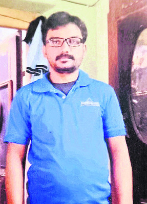 డివైడర్‌పైకి దూసుకెళ్లిన లారీ1