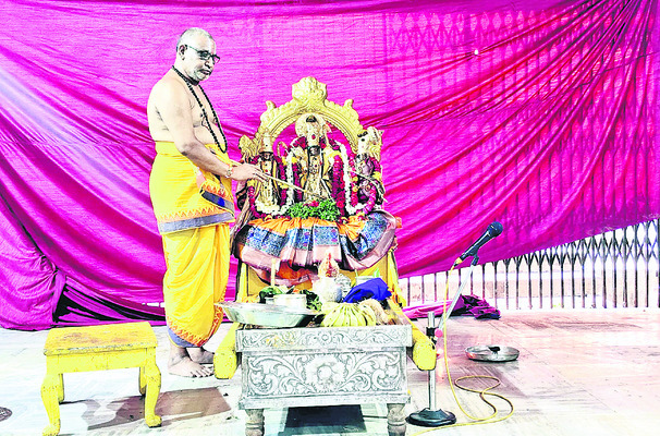 రామయ్యకు  సువర్ణ పుష్పార్చన1
