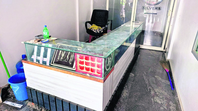 రైలు కింద పడి ఆత్మహత్య1