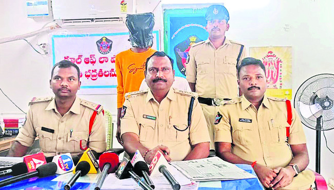 నలుగురిపై చీటింగ్ కేసు నమోదు
1
