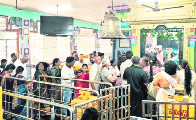 గుబ్బల మంగమ్మతల్లి గుడికి పోటెత్తిన భక్తులు  
3