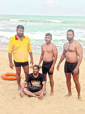 యువకుడిని కాపాడిన లైఫ్‌గార్డ్స్‌ 1