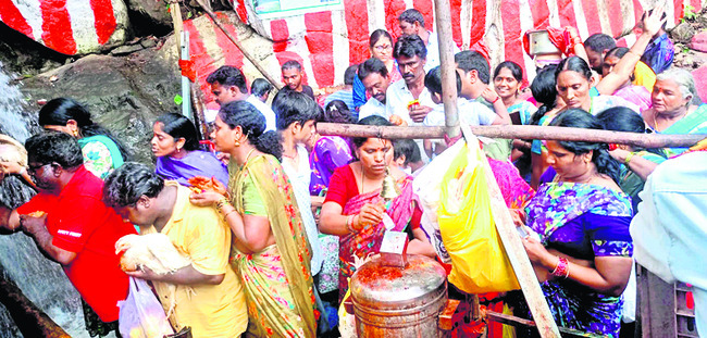 గుబ్బల మంగమ్మతల్లి గుడికి పోటెత్తిన భక్తులు  
1