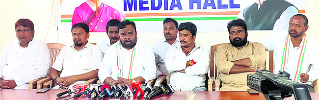బీసీలపై బీజేపీ, బీఆర్‌ఎస్‌కు చిత్తశుద్ధి లేదు
1