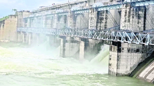 ‘సంగంబండ’ మూడు గేట్లు ఎత్తివేత
2