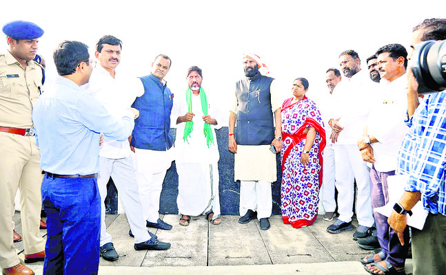 దేవాదుల, సమ్మక్క బ్యారేజీని పరిశీలించిన మంత్రులు1