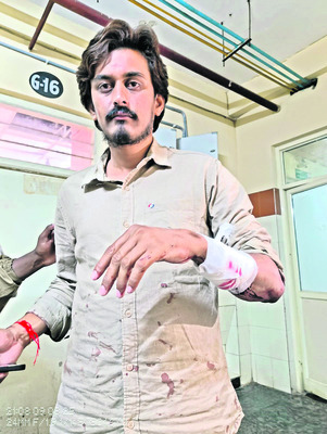 మద్యంమత్తులో యువకుడి వీరంగం 1